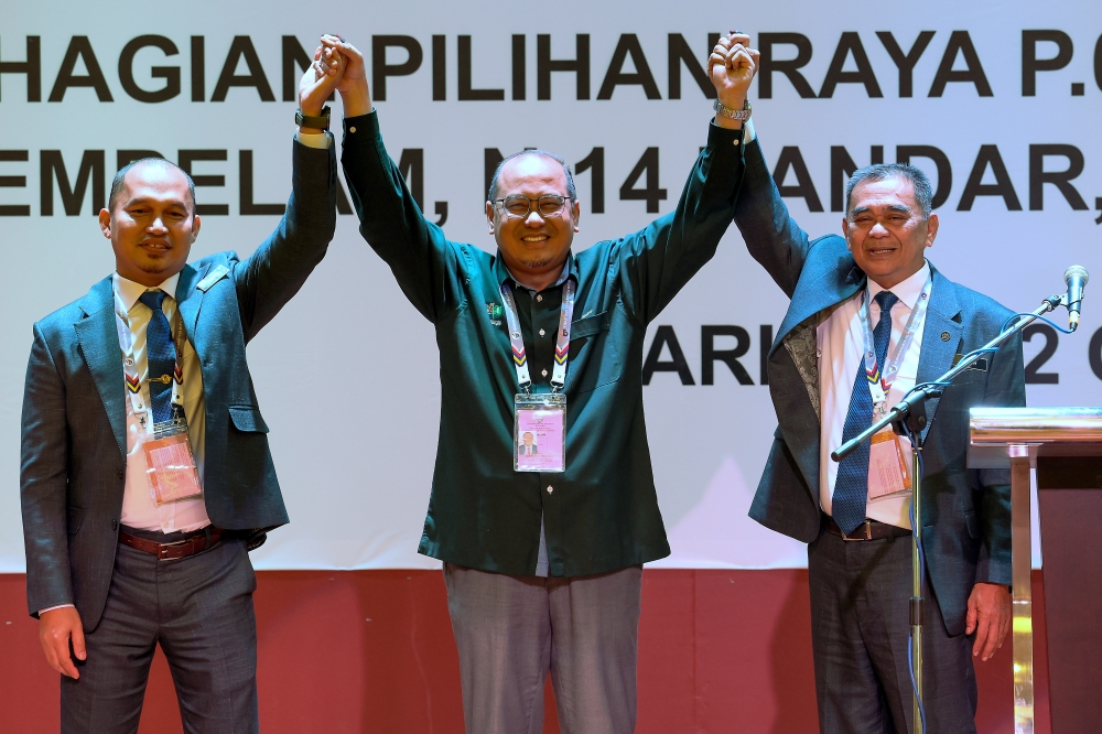 PAS central working committee member Datuk Ahmad Amzad Hashim (centre) retained his victory in the Kuala Terengganu Parliamentary by-election August 12, 2023. — Bernama pic