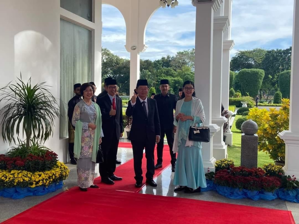 Penang DAP leader Chow Kon Yeow was sworn in as the state chief minister for the second term this morning at Seri Mutiara. — Bernama pic