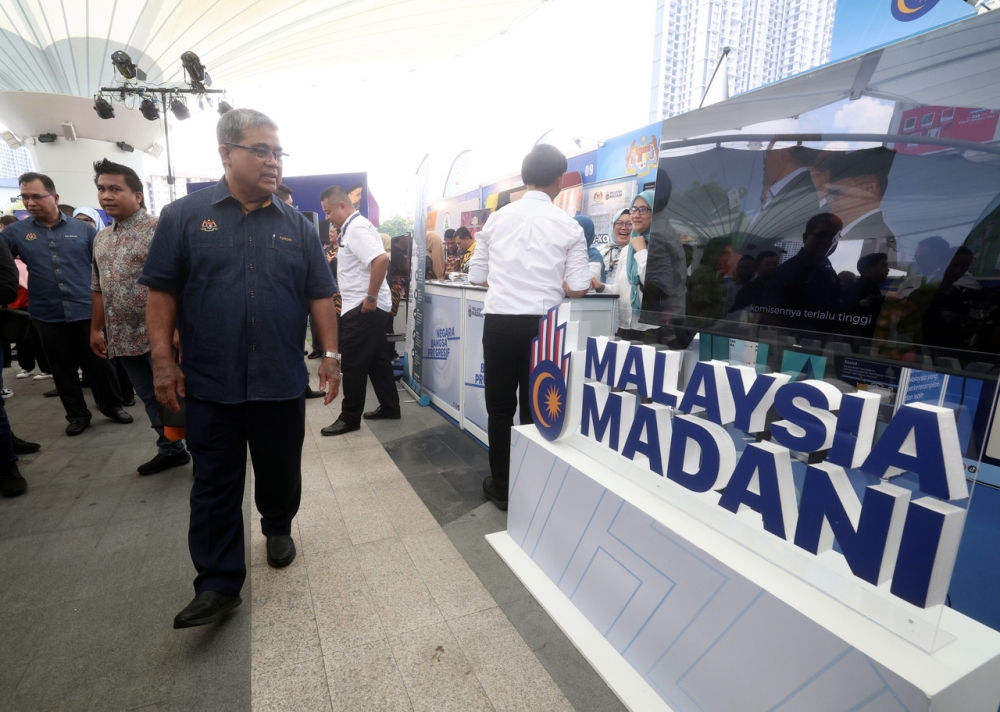 Minister of National Unity Datuk Aaron Ago Dagang (third left) officiating the Rukun Negara Exploration launch at MyTown Shopping Center in Kuala Lumpur, August 13, 2023. — Bernama pic