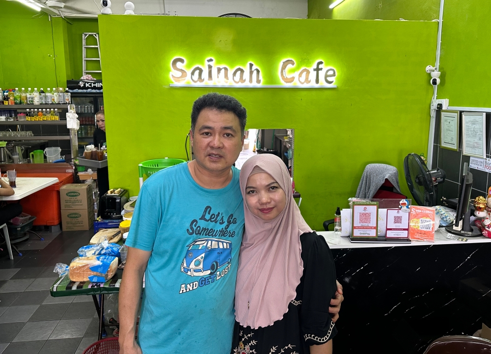 Owners of Sainah Cafe, Sainah Mahdi and her husband Mohammad Ariffin Liew Abdullah. — Bernama pic