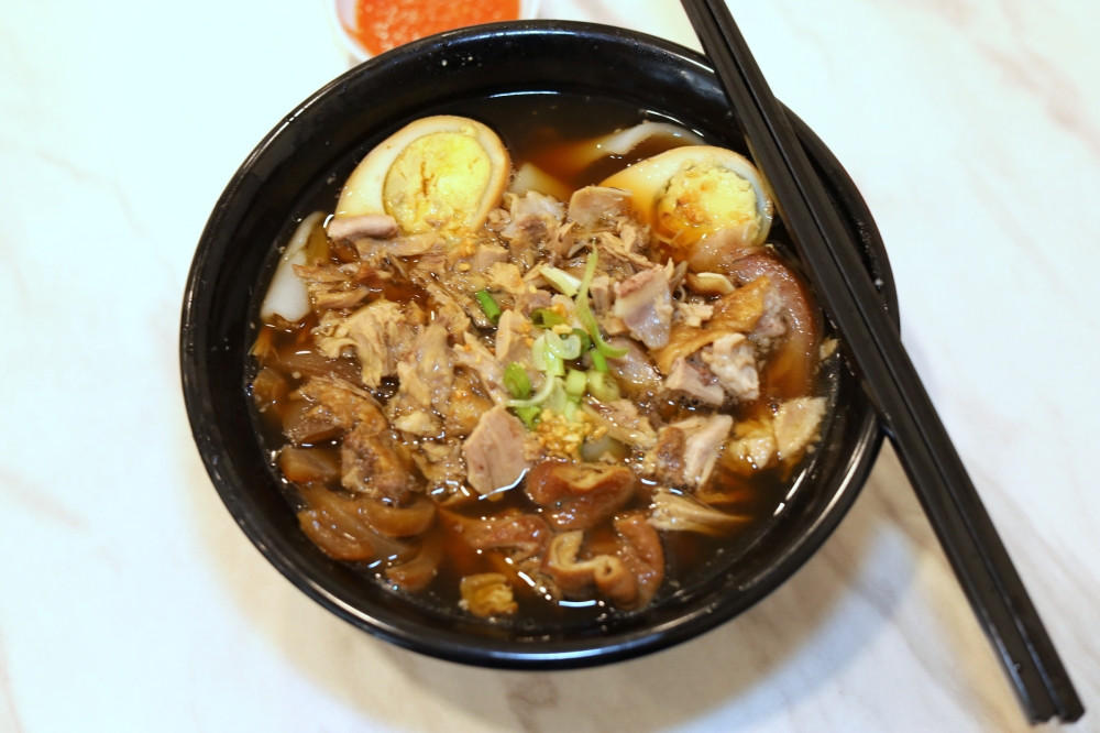 Solo diners can go for the Kway Chap bowl which has everything.