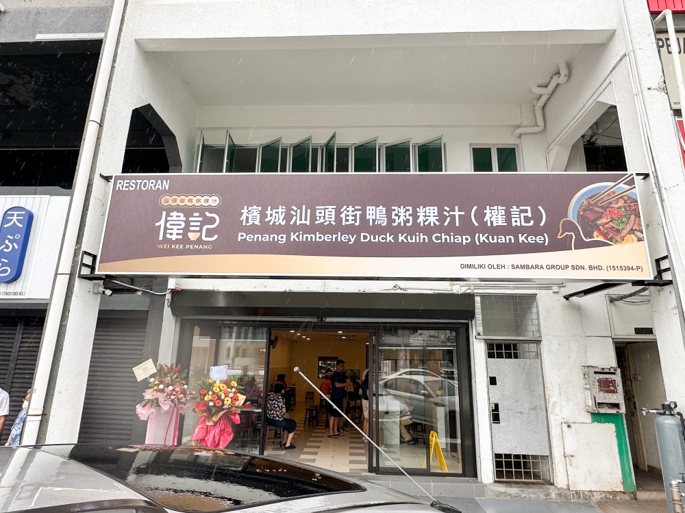 Find the eatery a few doors away from Hot Bird, along the outside row of Damansara Utama (Uptown) square.