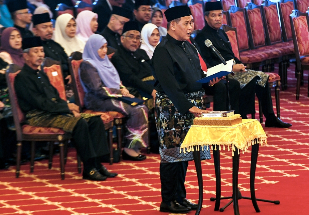 Datuk Seri Aminuddin Harun, 56, took the oath of office, loyalty and secrecy before the Yang Dipertuan Besar of Negeri Sembilan Tuanku Muhriz Ibni Almarhum Tuanku Munawir, at Istana Besar Seri Menanti, here, at 4.15pm. — Bernama pic 