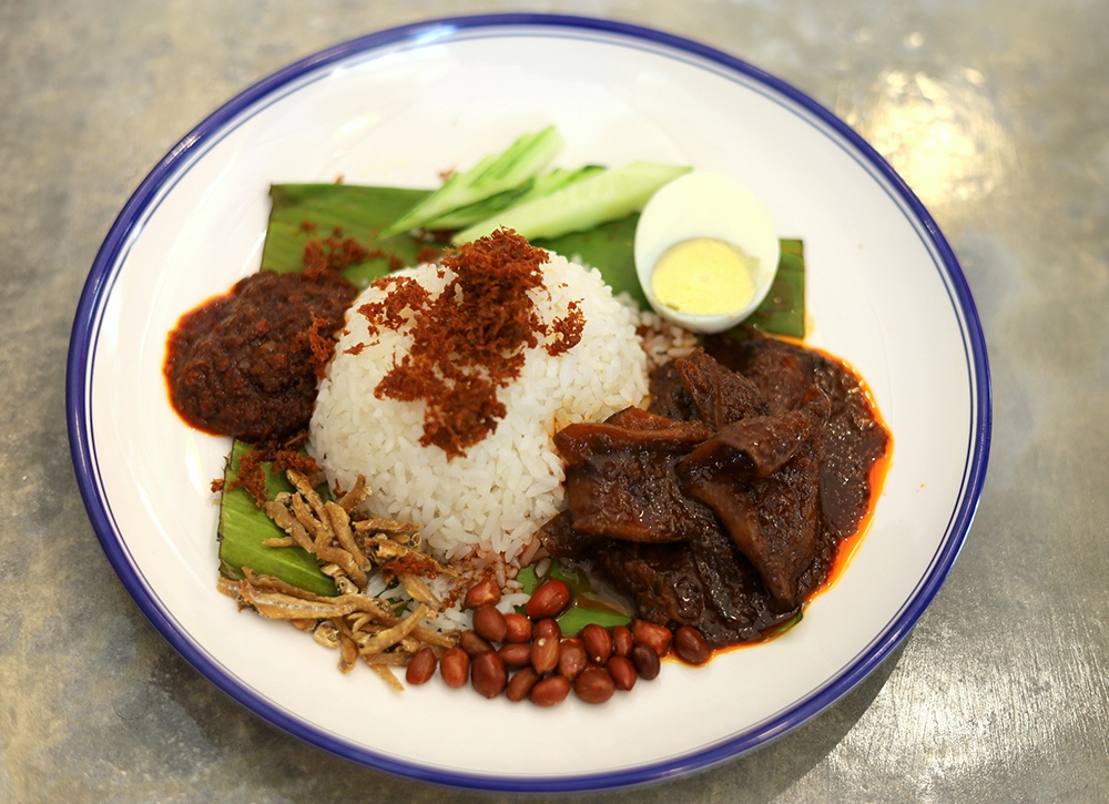 Skip the Nasi Lemak Sambal Sotong as it pales in comparison to the 'ayam goreng berempah' one