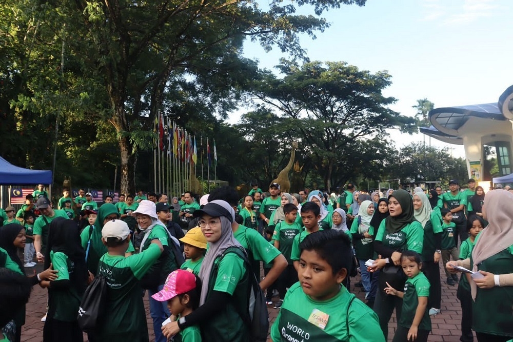 500 people took part in the Orangutan Fun Walk at Zoo Negara organised by MPOGCF. — Picture courtesy of MPOGCF