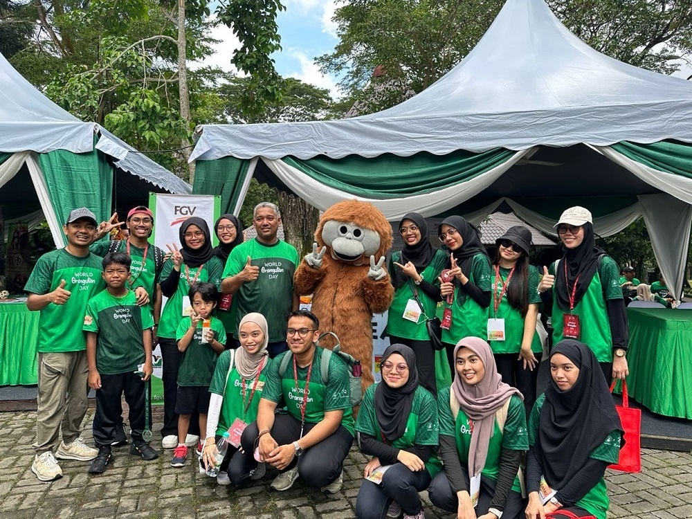 Participants took pictures with the orangutan mascot for the World Orangutan Day organised by MPOGCF. — Picture courtesy of MPOGCF