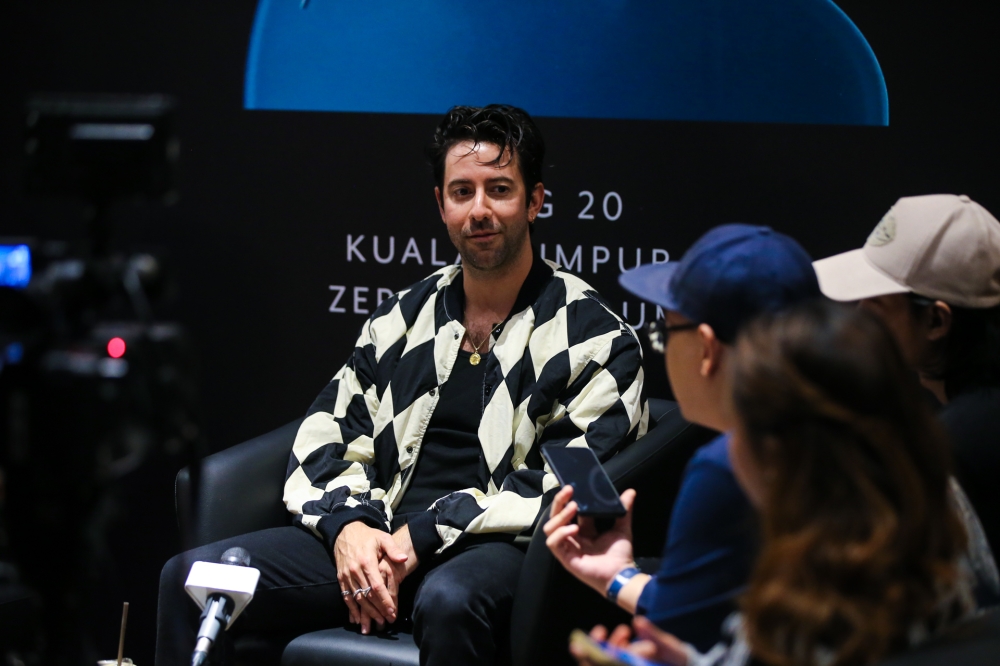 Major with local media just before his show in Zepp KL yesterday. — Picture by Ahmad Zamzahuri