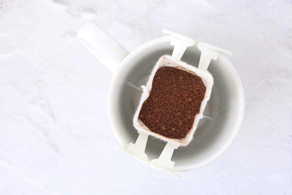 The coffee grounds are kept fresh thanks to nitrogen infusion technology.