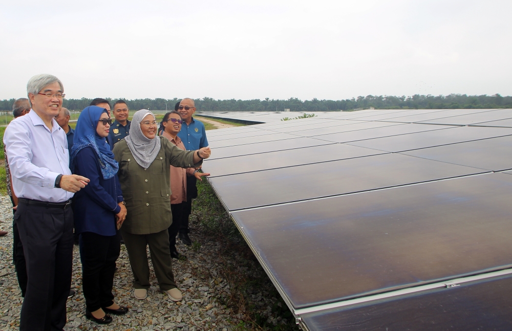 MK Land Holdings Berhad chairman Felina Mustapha Kamal (3rd left) visits the 10.95-megawatt large-scale solar photovoltaic plant in Kerian August 23, 2023. — Bernama pic