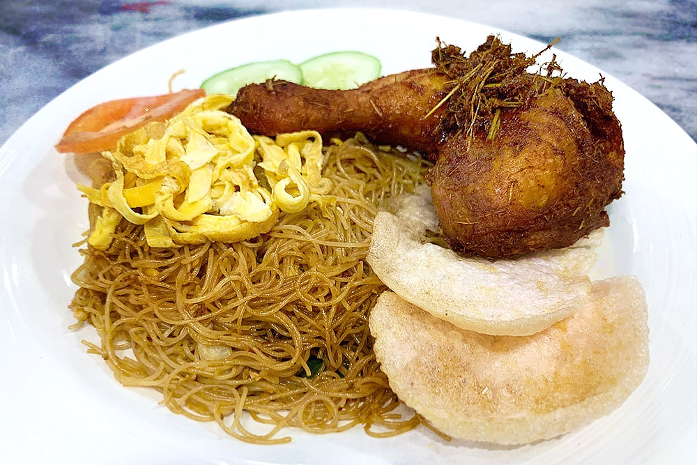 Thai style fried 'meehoon' with 'ayam rempah'.