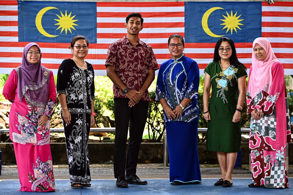 School teachers wearing batik clothes during at Chung Hwa Wei Sin National Type Secondary School in Kuala Terengganu, August 24, 2023. — Bernama pic 