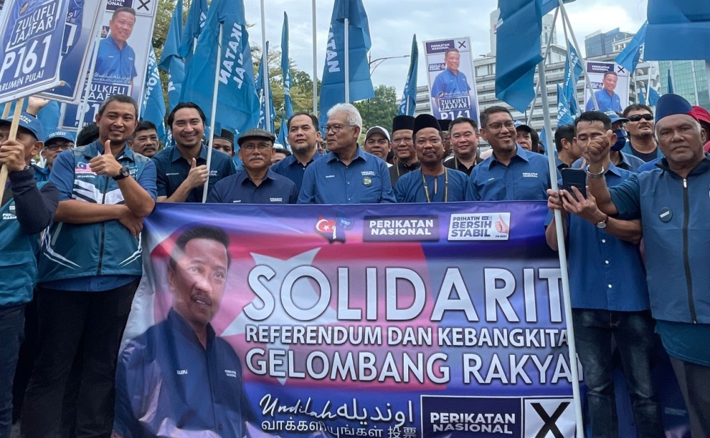 Perikatan Nasional secretary-general Datuk Seri Hamzah Zainudin (centre) with supporters for its Pulai by-election candidate Zulkifli Jaafar at the nomination centre in Johor Baru August 26, 2023. ― Picture by Ben Tan