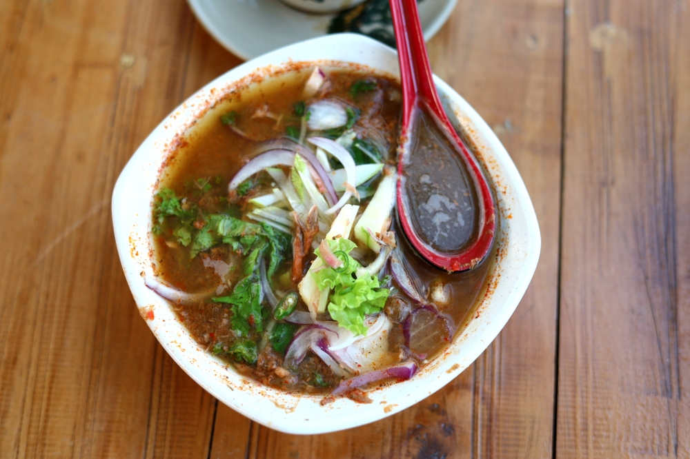 Wake up your stomach with this tangy, fragrant 'assam laksa'.