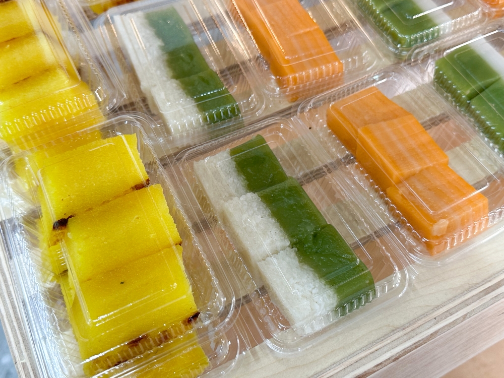 You can also pick up Nonya 'kuih', buns and cakes here for a snack at home.