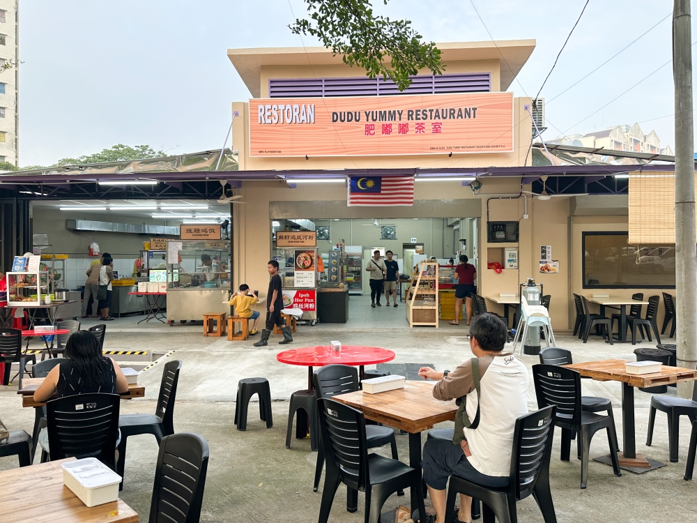 Restoran Dudu Yummy offers indoor and outdoor seating for their diners.