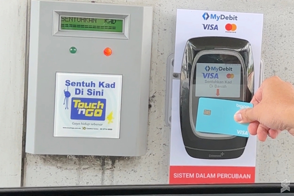 Similar to other highways that have already turned on the system, DUKE has installed the credit and debit card payment terminal alongside an existing Touch ‘n Go (TNG) card reader. — SoyaCincau pic 