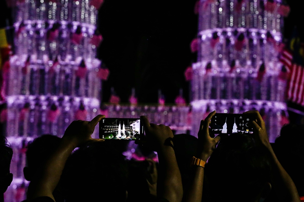 Friends of the brothers take photos of the sculpture in a show of support. — Picture by Sayuti Zainudin