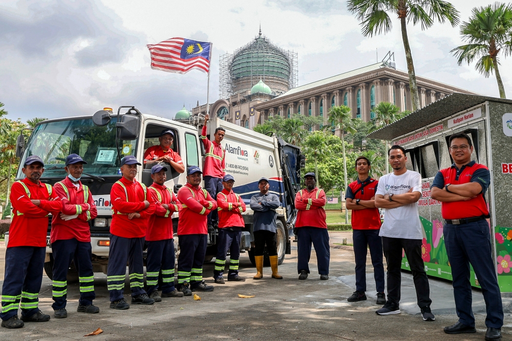 Kuala Lumpur Alam Flora manager Kuit Kheng Keong with Nature Flora cleaning staff. He said 125 cleaners, supervisors and operations executives of Alam Flora are ready to carry out cleaning duties as early as 5am to ensure the whole area remains clean. — Bernama pic  