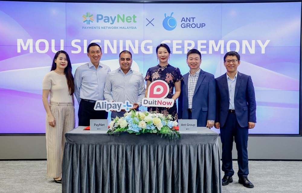 Payments Network Malaysia and Ant Group have recently signed an MoU that will soon enable cross-border payment acceptance between DuitNow QR and Alipay  networks. — SoyaCincau pic