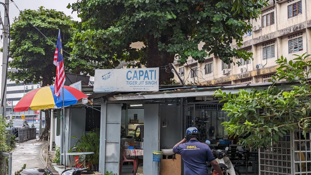 Look for the small faded sign along Jalan San Peng, right next to Guang Ji Ho Fun and Chicken Rice.