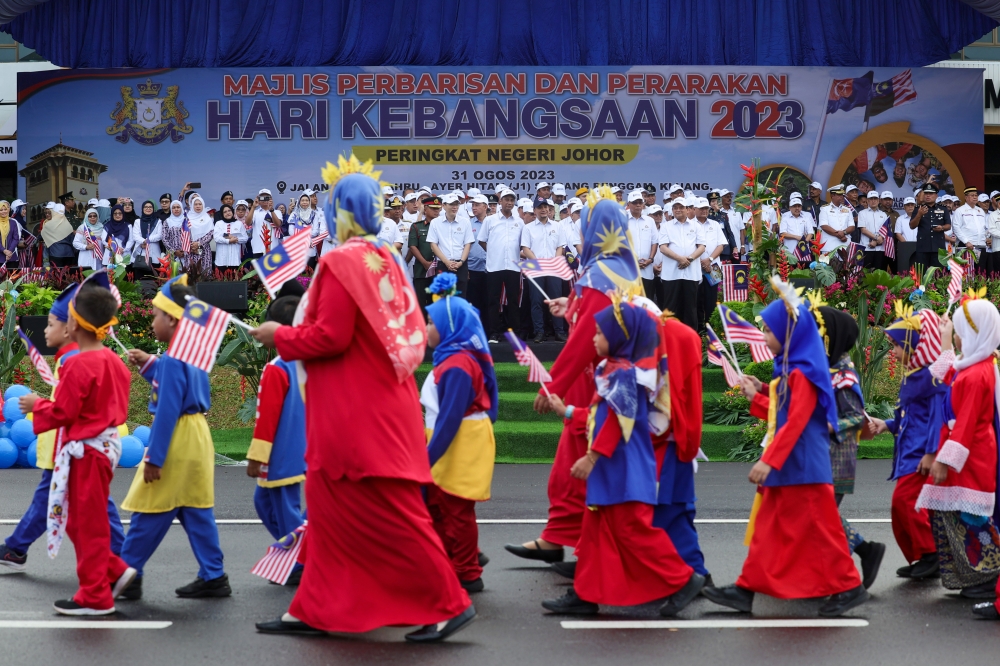 Johor Menteri Besar Datuk Onn Hafiz Ghazi (centre) at the state-level 2023 National Day celebration in Johor, held on Jalan Johor Bahru-Simpang Renggam. — Bernama pic 