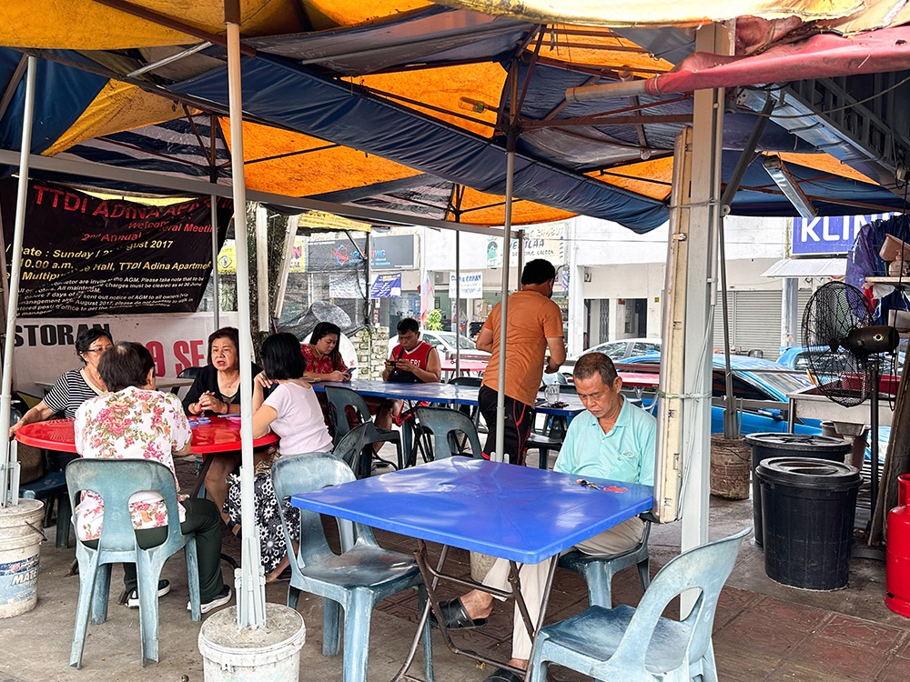 The place is just a roadside stall that is popular at lunch time.