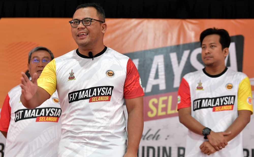 Selangor Menteri Besar Datuk Seri Amirudin Shari (centre) at the Selangor-level 2023 Fit Malaysia programme in Kuala Langat September 2, 2023. — Bernama pic