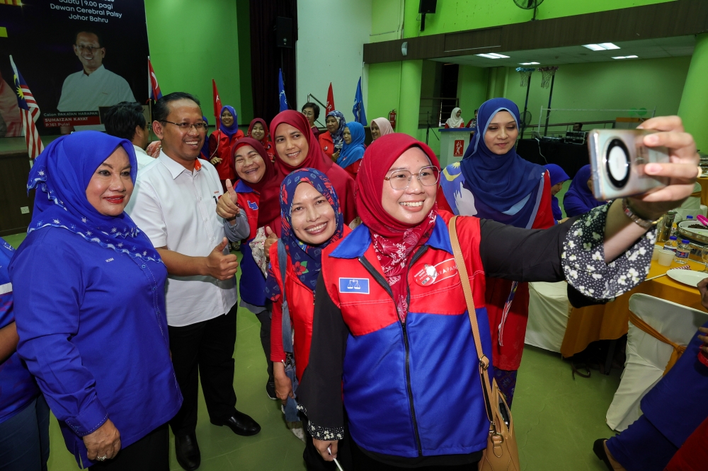 Pakatan Harapan’s candidate for the Pulai by-election, Suhaizan Kaiat (second from left), with supporters in Johor Baru August 31, 2023. — Bernama pic