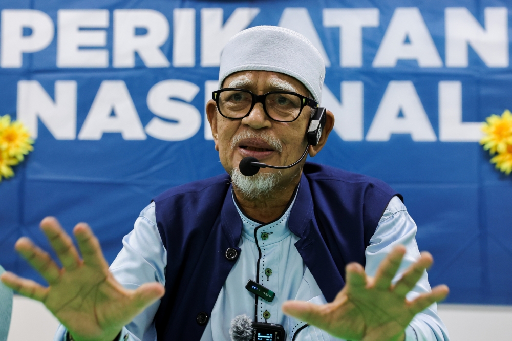 Hadi is being investigated under Section 4(1) of the Sedition Act 1948 after he allegedly disputed the Pardons Board’s authority during an August 26 ceramah at the Bakri PAS headquarters near Muar. — — Bernama pic