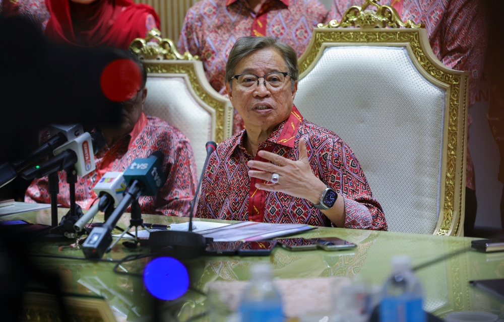 Sarawak Premier Tan Sri Abang Johari Openg said SEB is already exporting electricity to West Kalimantan, Indonesia and will be exporting to Sabah by 2024. — Bernama pic