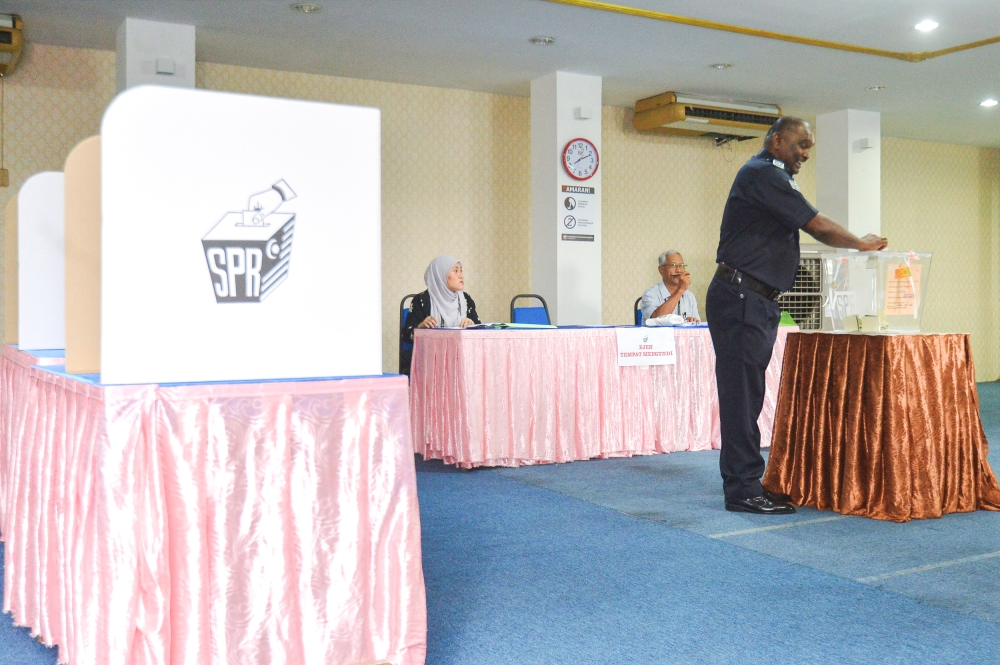 A police officer casts his ballot at Markas Pasukan Polis Marin Wilayah 2 in Tampoi September 5, 2023. ― Picture by Shafwan Zaidon