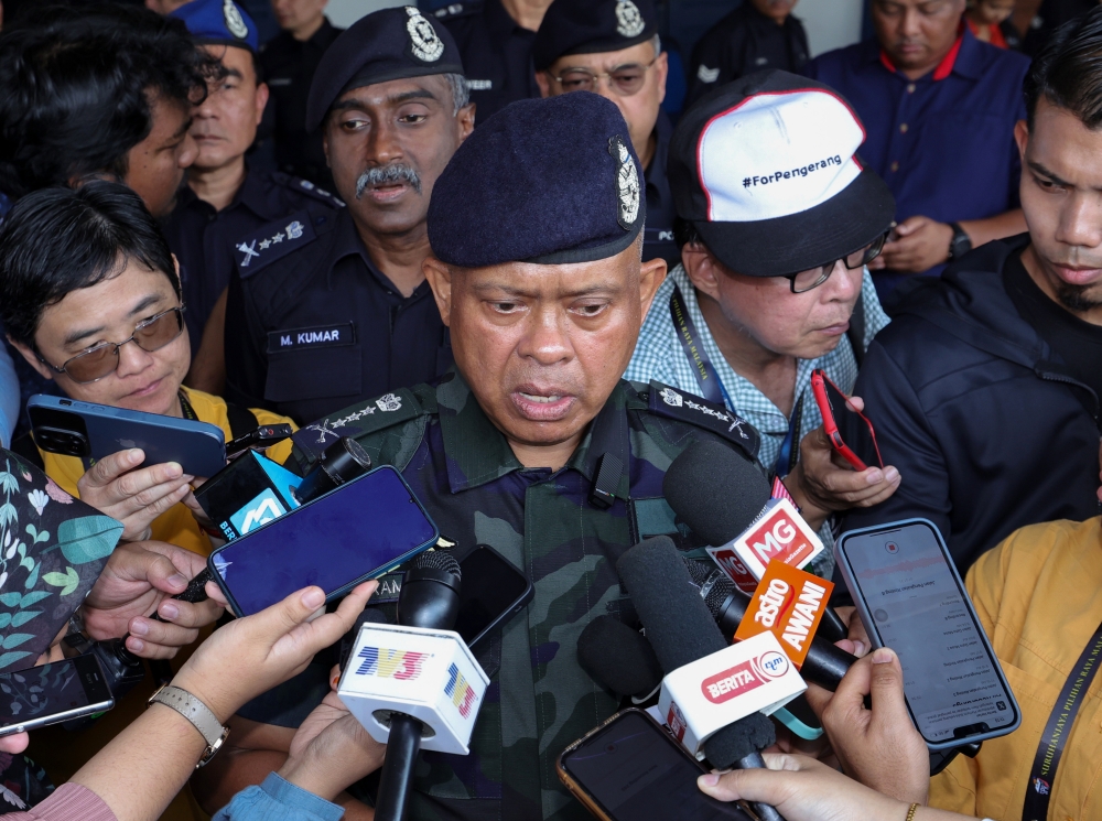 Johor police chief Datuk Kamarul Zaman Mamat said four investigation papers were opened, two related to 3R (race, religion, royalty) offences, which were being investigated by Bukit Aman’s Classified Crime Investigation Unit, and two related to vandalised flags and billboard posters, with arrests being made by the state police. — Bernama pic 