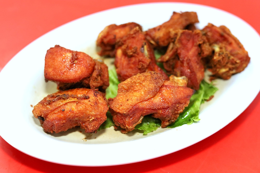 Nibble on the juicy, tasty Nam Yu Fried Chicken as you wait for the main dishes to come out.