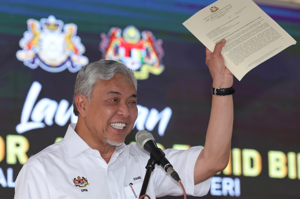 Deputy Prime Minister Datuk Seri Ahmad Zahid Hamidi delivers a speech during his visit to the Melana Indah PPR in Taman Perling in Johor Baru, September 3, 2023. — Bernama pic 