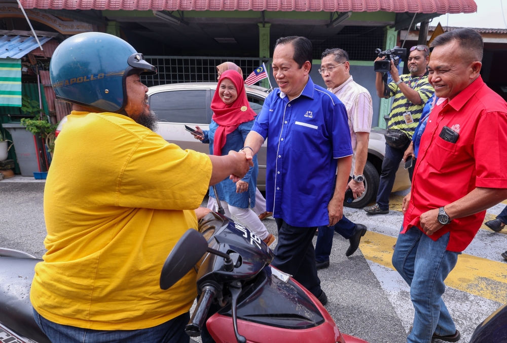 Johor Umno Liaison committee deputy chairman Datuk Seri Ahmad Maslan during a walkabout session with Simpang Jeram Pakatan Harapan candidate Nazri Abdul Rahman at Taman Pertama Indah in Muar, September 7, 2023. — Bernama pic 