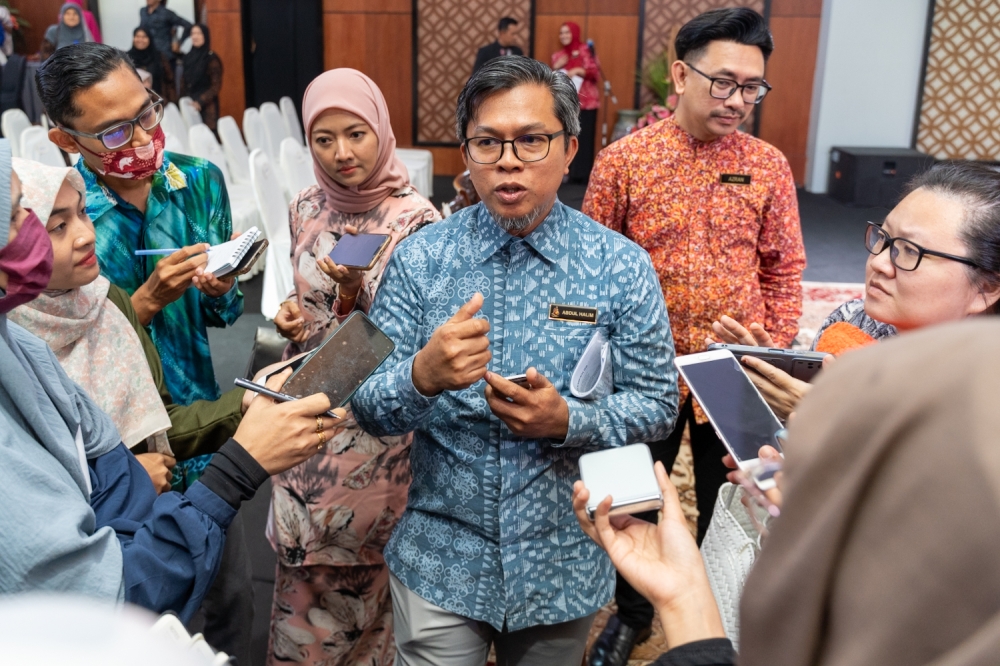 Kraftangan Malaysia deputy director-general (development) Abdul Halim Ali speaks to reporters during Kuala Lumpur Craft Complex, September 8, 2023. — Picture by Raymond Manuel