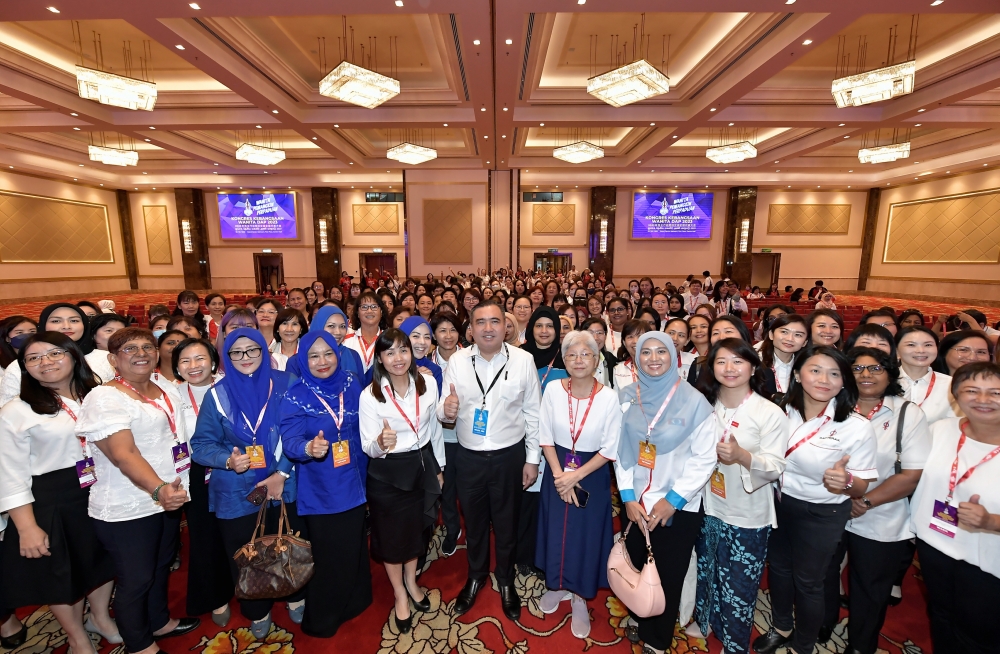 Transport Minister and DAP sec-gen Anthony Loke (centre) poses for a commemorative photo with Wanita Umno and Wanita PKR at the DAP 2023 National Women’s Congress at Cenro Mall Klang September 9, 2023. — Bernama pic