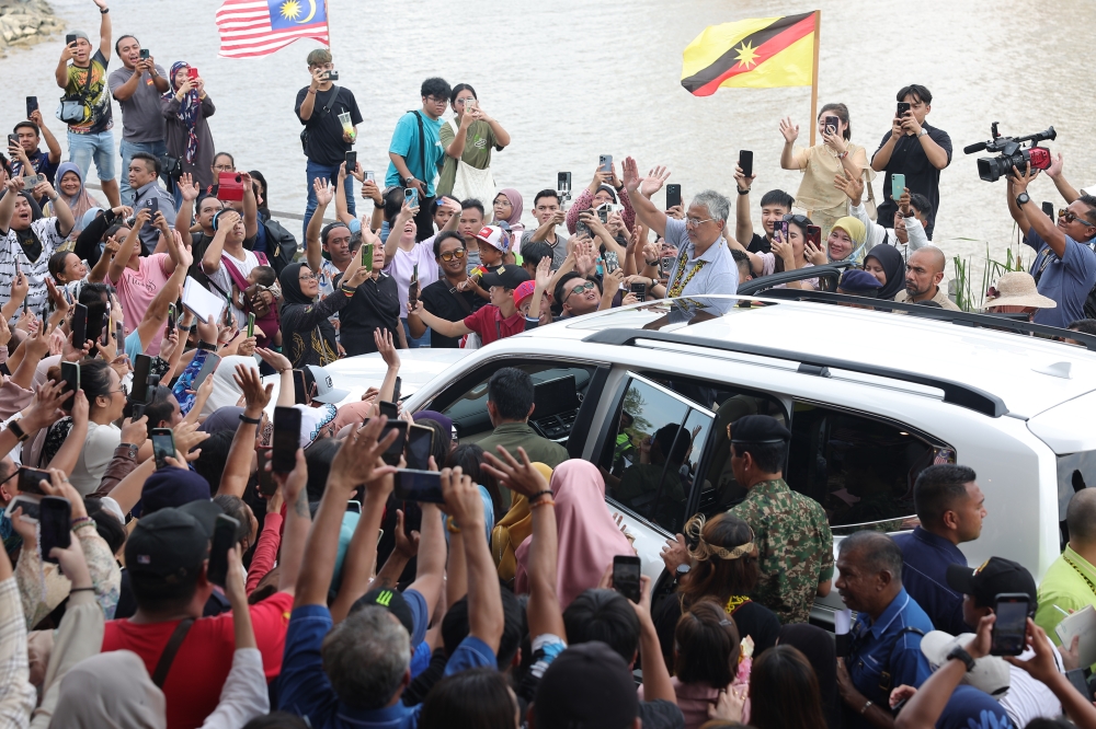 Yang di-Pertuan Agong Al-Sultan Abdullah Ri’ayatuddin Al-Mustafa Billah Shah waves to the crowd in Miri, September 9, 2023. — Bernama pic 