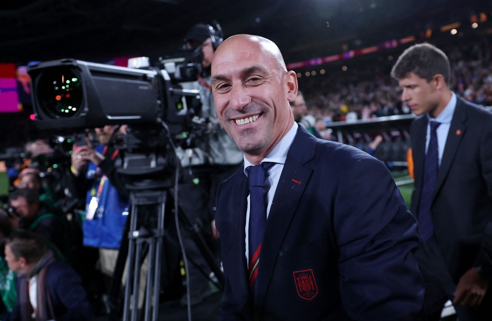 Spanish football federation president Luis Rubiales resigned from his post yesterday because of the scandal caused by his kiss on the lips of a Women’s World Cup player. — AFP pic