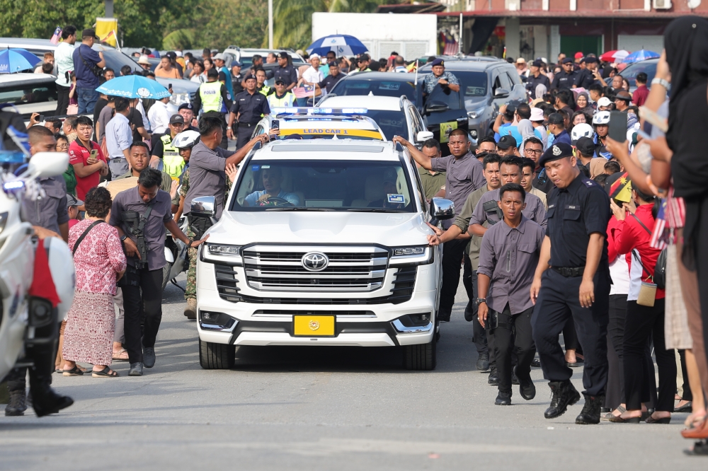 The Agong’s convoy entered its 10th day today as it heads to Sri Aman, September 12, 2023. — Bernama pic 