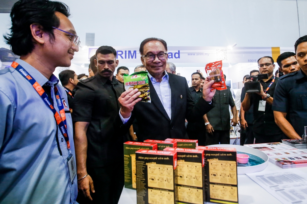 Prime Minister Datuk Seri Anwar Ibrahim visits a booth at the Global Halal Summit (GHaS 2023) at (MITEC) September 12, 2023. — Picture by Hari Anggara