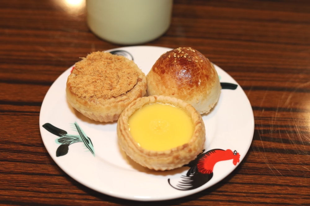 If you can't wait to go home to indulge, order a plate of baked goodies (from left to right) like their chicken floss egg tart, 'ham tan sou' and egg tart.