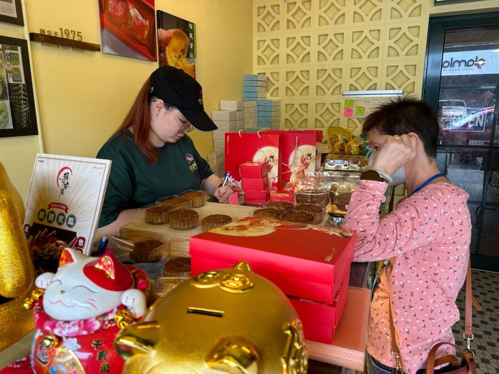 The front of the restaurant is where you can order baked goods and mooncakes to bring home.