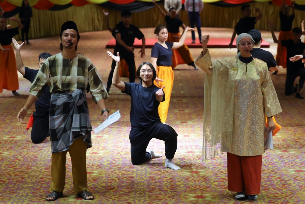 ‘Segulai Sejalai’ performers rehearse for their upcoming performance in Kuching September 13, 2023. — Bernama pic