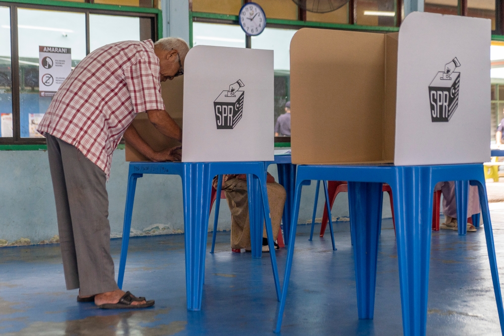 A voter casts his ballot during the Pulai by state election at the Sekolah Kebangsaan Seri Melati, in Johor Baru September 9, 2023. ― Picture by Shafwan Zaidon