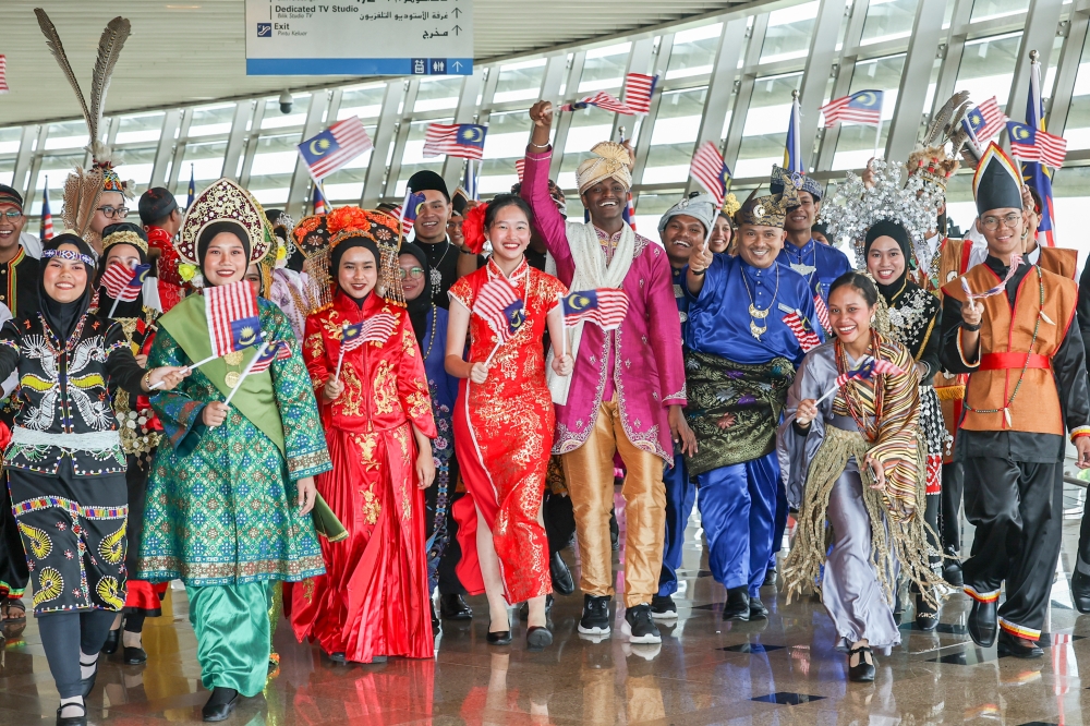 Let us all support the unity government that seeks to take care of all Malaysians regardless of race and religion. — Bernama pic