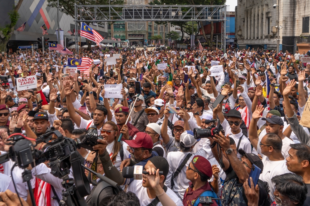 Save Malaysia Demonstrators march towards Dang Wangi to protest Deputy Prime Minister Datuk Seri Ahmad Zahid Hamidi's recent discharge not amounting to acquittal in the Yayasan Akabudi misappropriation trial in Kuala Lumpur September 16, 2023. ― Picture by Shafwan Zaidon