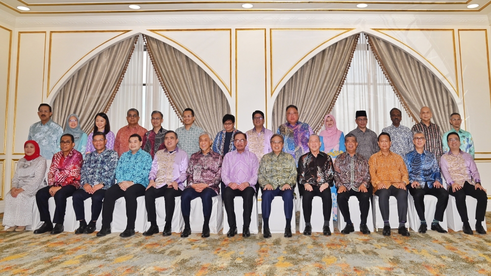 Prime Minister Datuk Seri Anwar Ibrahim (centre), Sarawak Premier Tan Sri Abang Johari Openg (6th right), Deputy Prime Minister Datuk Seri Ahmad Zahid Hamidi (6th left), Deputy Prime Minister Datuk Seri Fadillah Yusof (5th right) along with other Cabinet ministers pose for a picture after the Cabinet meeting at Wisma Bapa Malaysia in Kuching September 16, 2023. — Bernama pic