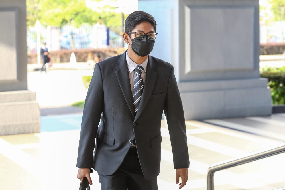 Bank Negara Malaysia analyst Adam Ariff Mohd Roslan arrives at the Kuala Lumpur High Court Complex on September 19, 2023. ― Picture by Yusof Mat Isa