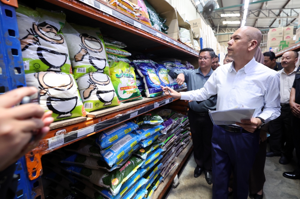 Acting Minister Datuk Armizan Mohd Ali inspects prices of goods at Sri Ternak Supermarket in Selayang September 19, 2023. — Bernama pic